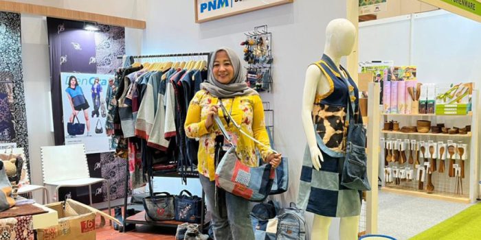 Bersama PNM Mekaar, Erna Prilyani sukses mengembangkan DenCraf hingga tembus pasar nasional. (Foto: dok PNM Mekaar)