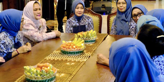 Ketua TP PKK Solo, Venessa Winastesia Respati bersama anggota saat anjangsana mantan Ketua TP PKK Solo, Iriana Jokowi di Gedung Graha Saba Buana, Rabu 4 Februari 2026. (Foto: Putri Sejati)