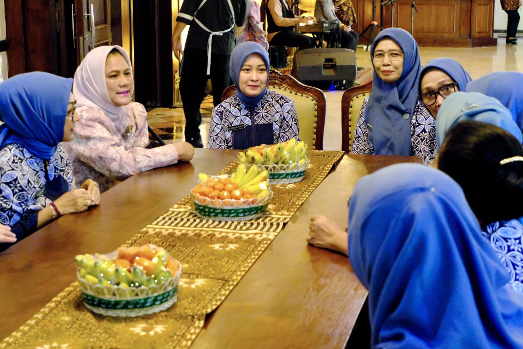 Ketua TP PKK Solo, Venessa Winastesia Respati bersama anggota saat anjangsana mantan Ketua TP PKK Solo, Iriana Jokowi di Gedung Graha Saba Buana, Rabu 4 Februari 2026. (Foto: Putri Sejati)