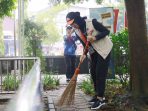 Wawali Solo, Astrid Widayani memimpin aksi bersih-bersih sampah dalam rangka memperingati Hari Peduli Sampah Nasional di Taman Jayawijaya Mojosongo, Selasa 24 Februari 2026. (Foto: Putri Sejati)