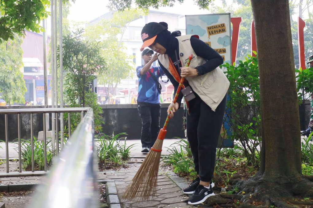 Wawali Solo, Astrid Widayani memimpin aksi bersih-bersih sampah dalam rangka memperingati Hari Peduli Sampah Nasional di Taman Jayawijaya Mojosongo, Selasa 24 Februari 2026. (Foto: Putri Sejati)