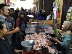 Bupati Boyolali, Agus Irawan (kiri) berbincang dengan pedagang daging ayam saat pemantauan harga bahan pokok jelang puasa di Pasar Boyolali Kota, Boyolali, Jawa Tengah, Kamis 12 Februari 2026. (Foto Agatha Janendra)