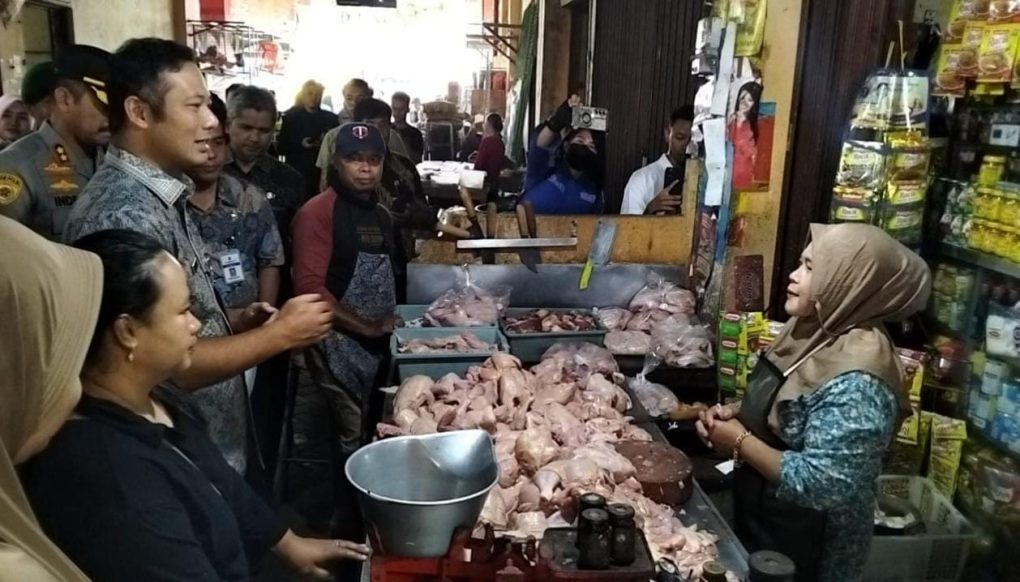 Bupati Boyolali, Agus Irawan (kiri) berbincang dengan pedagang daging ayam saat pemantauan harga bahan pokok jelang puasa di Pasar Boyolali Kota, Boyolali, Jawa Tengah, Kamis 12 Februari 2026. (Foto Agatha Janendra)