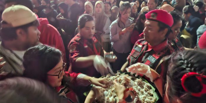 Kader PDIP Kota Solo membagikan kue keranjang kepada warga di Plaza Balai Kota Solo, Sabtu 14 Februari 2026. (Foto: Putri Sejati)