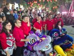 DPC PDIP Kota Solo ikut menyemarakkan perayaan Imlek 2577/2026 dengan sejumlah kegiatan di Plaza Balai Kota Solo hingga kawasan Pasar Gede, Sabtu 14 Februari 2026 malam. (Foto: Putri Sejati)