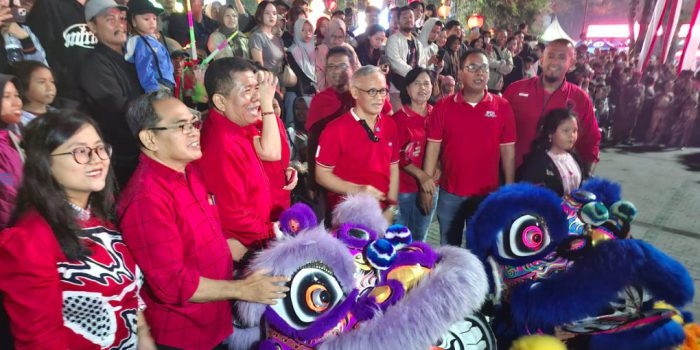 DPC PDIP Kota Solo ikut menyemarakkan perayaan Imlek 2577/2026 dengan sejumlah kegiatan di Plaza Balai Kota Solo hingga kawasan Pasar Gede, Sabtu 14 Februari 2026 malam. (Foto: Putri Sejati)