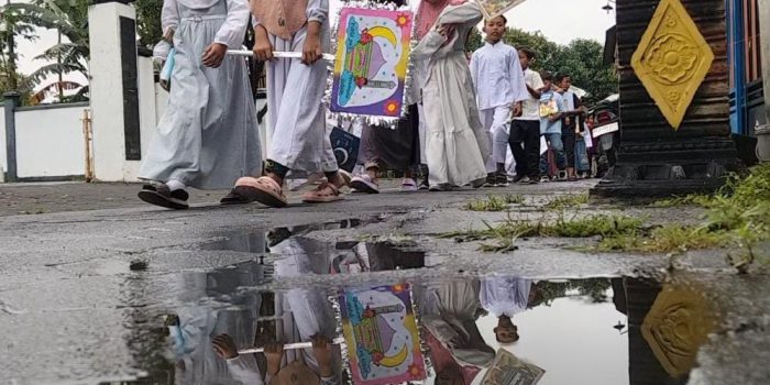 Siswa SD Muhammadiyah Program Khusus Banyudono membawa poster ajakan berpuasa saat mengikuti kirab sambut bulan suci Ramadan di Kecamatan Banyudono,  Kabupaten Boyolali,  Jawa Tengah,  Senin 16 Februari 2026 pagi.
