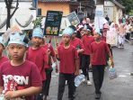 Siswa SD Muhammadiyah Program Khusus Banyudono membawa poster ajakan berpuasa saat mengikuti kirab sambut bulan suci Ramadan di Kecamatan Banyudono, Kabupaten Boyolali, Jawa Tengah, Senin 16 Februari 2026 pagi. (Foto: Agatha Janendra)
