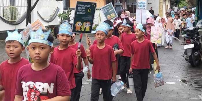 Siswa SD Muhammadiyah Program Khusus Banyudono membawa poster ajakan berpuasa saat mengikuti kirab sambut bulan suci Ramadan di Kecamatan Banyudono, Kabupaten Boyolali, Jawa Tengah, Senin 16 Februari 2026 pagi. (Foto: Agatha Janendra)