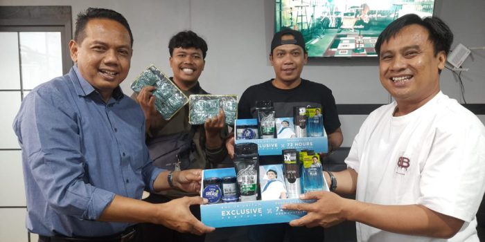 Pimpinan PT Mandom Indonesia Tbk Solo Raya, Agus Kristianto saat bersilatuhami dengan awak media Solo Raya di Media Center Polresta Solo, Senin 23 Februari 2026. (Foto: Putri Sejati)