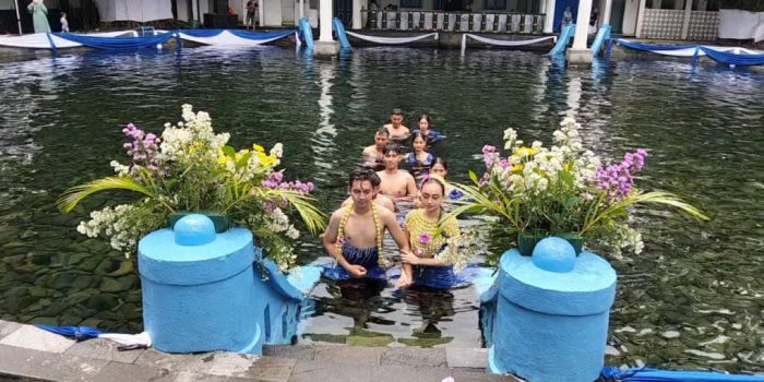 Duta wisata mas mbak Boyolali 2025 mengikuti tradisi padusan di kompleks umbul Tirtomarto, Pengging, Kecamatan Banyudono, Kabupaten Boyolali, Jawa Tengah, Senin (16 Februari 2026) siang. Tradisi padusan dilaksanakan untuk menyambut datangnya bulan suci Ramadan. (Foto: Agatha Janendra)