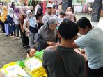Warga antre saat membeli beras SPHP pada Gerakan Pangan Murah di Halaman Kantor Dinas Ketahanan Pangan Boyolali, Kabupaten Boyolali, Jawa Tengah, Kamis 12 Februari 2026. (Foto: Agatha Janendra)