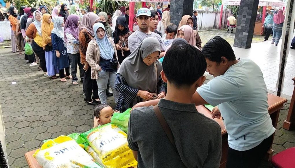 Warga antre saat membeli beras SPHP pada Gerakan Pangan Murah di Halaman Kantor Dinas Ketahanan Pangan Boyolali, Kabupaten Boyolali, Jawa Tengah, Kamis 12 Februari 2026. (Foto: Agatha Janendra)