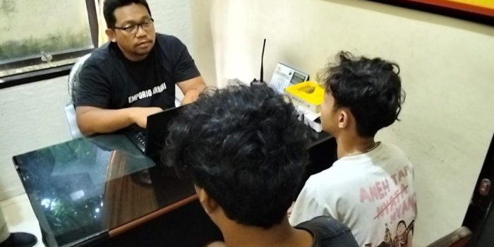 Penyidik Polsek Baki melakukan pemeriksaan dan mengintrogasi kedua pelaku pencurian sebuah sepeda motor yang terekam CCTV di Polsek Baki, Sukoharjo, Jawa Tengah, Rabu 25 Februari 2026. (Foto: Agatha Janendra)