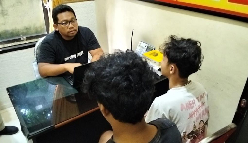 Penyidik Polsek Baki melakukan pemeriksaan dan mengintrogasi kedua pelaku pencurian sebuah sepeda motor yang terekam CCTV di Polsek Baki, Sukoharjo, Jawa Tengah, Rabu 25 Februari 2026. (Foto: Agatha Janendra)