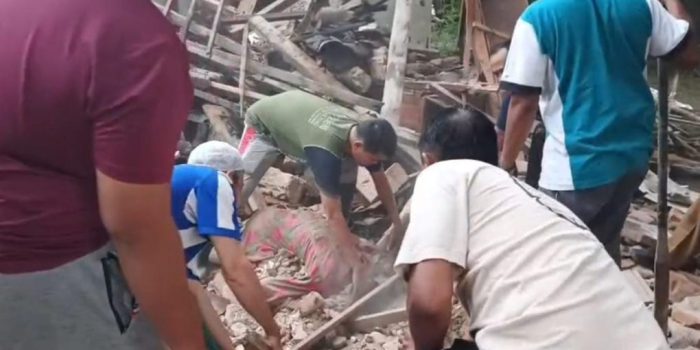 Proses evakuasi jenazah korban atas nama Bejo Hadi Wiyono (82) yang meninggal dunia akibat tertimpa reruntuhan material rumahnya yang roboh di Kelurahan Ngadirejo, Kecamatan Kartasura, Kabupaten Sukoharjo, Jawa Tengah, Senin 2 Februari 2026 pagi. (Foto: Aghata Janendra)