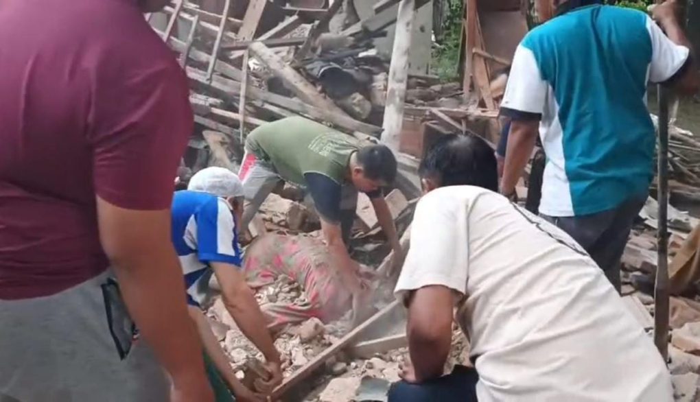 Proses evakuasi jenazah korban atas nama Bejo Hadi Wiyono (82) yang meninggal dunia akibat tertimpa reruntuhan material rumahnya yang roboh di Kelurahan Ngadirejo, Kecamatan Kartasura, Kabupaten Sukoharjo, Jawa Tengah, Senin 2 Februari 2026 pagi. (Foto: Aghata Janendra)