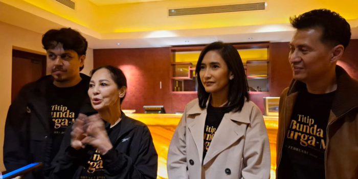 (Ki-Ka): Kevin Julio (pemeran Adam), Meriam Bellina (pemeran Bunda Mozza), penulis skenario Zora Vidyanata dan produser Dono Indarto usai special screening film Titip Bunda di Surga-Mu di Solo Paragon Mall, Jumat 20 Februari 2026. (Foto: Putri Sejati)