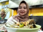 Pengelola warung makan, Indri, menunjukkan menu Tengkleng Domba Segar di Boyolali, Jawa Tengah, Senin sore 23 Februari 2026. (Foto: Agatha Janendra)