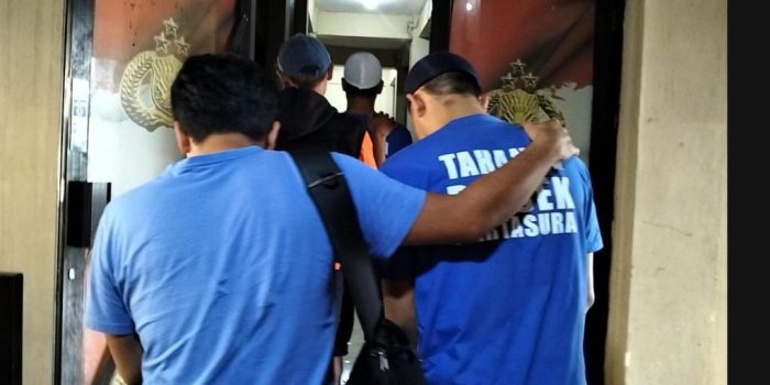363 kartasura Polisi menggiring kedua pelaku HS dan J menuju ruang tahanan di Polsek Kartasura, Kabupaten Sukoharjo, Jawa Tengah, Senin 23 Maret 2026. (Foto: Agatha Janendra)
