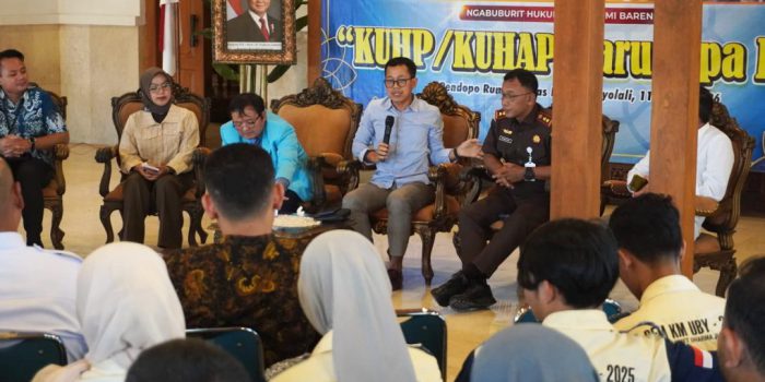 Ketua Komisi Kejaksaan RI, Pujiyono Suwadi (tengah), didampingi Kepala Kejaksaan Negeri Boyolali, Ridwan Ismawanta (kedua dari kanan), memberikan penjelasan saat Diskusi Ngabuburit Hukum & Ekonomi Bareng Gen Z di Pendopo Rumah Dinas Bupati Boyolali, Kabupaten Boyolali, Jawa Tengah, Rabu sore 11 Maret 2026. (Foto: Agatha Janendra)