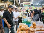 Gubernur Jawa Tengah, Ahmad Luthfi meninjau perkembangan harga bahan pokok di Pasar Gede Solo, Rabu 18 Maret 2026. (Foto: Putri Sejati)