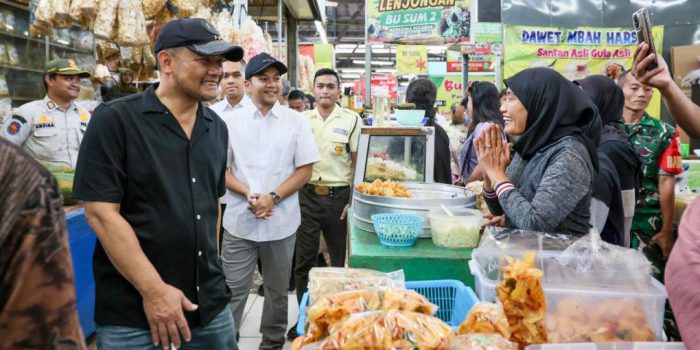 Gubernur Jawa Tengah, Ahmad Luthfi meninjau perkembangan harga bahan pokok di Pasar Gede Solo, Rabu 18 Maret 2026. (Foto: Putri Sejati)