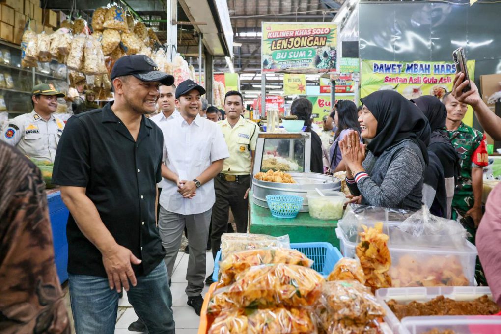 Gubernur Jawa Tengah, Ahmad Luthfi meninjau perkembangan harga bahan pokok di Pasar Gede Solo, Rabu 18 Maret 2026. (Foto: Putri Sejati)
