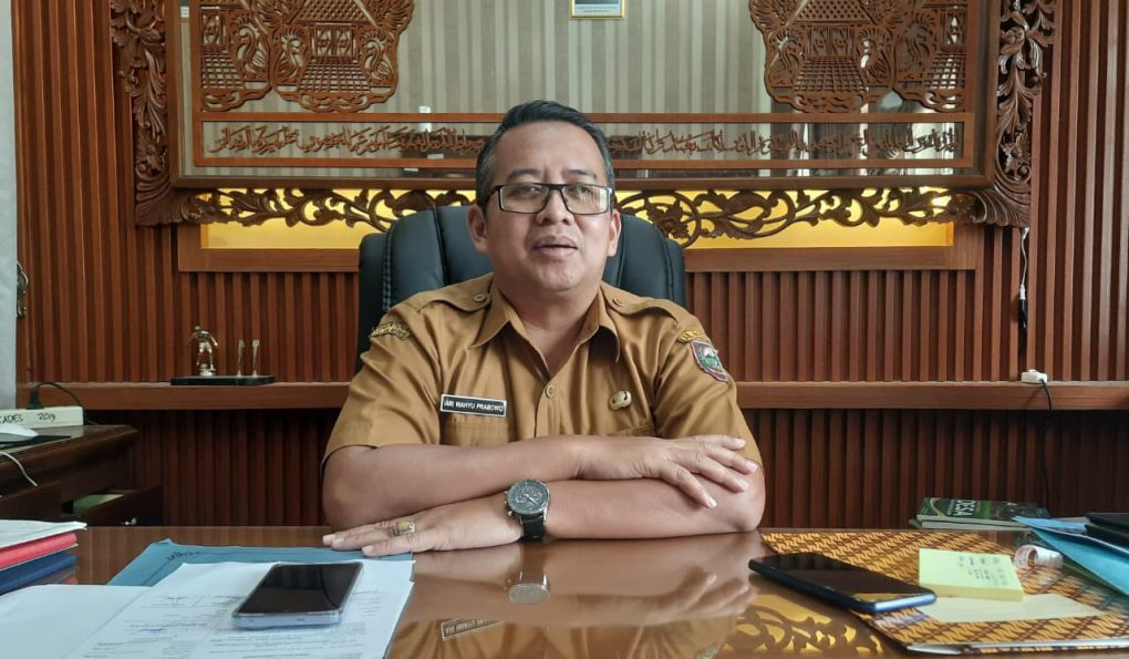 Kepala Dispermasdes Boyolali, Ari Wahyu Prabowo, memberikan penjelasan kepada awak media terkait percepatan pembentukan kopdes di kantornya di Boyolali, Jawa Tengah, Rabu 11 Maret 2026. (Foto: Agatha Janendra)