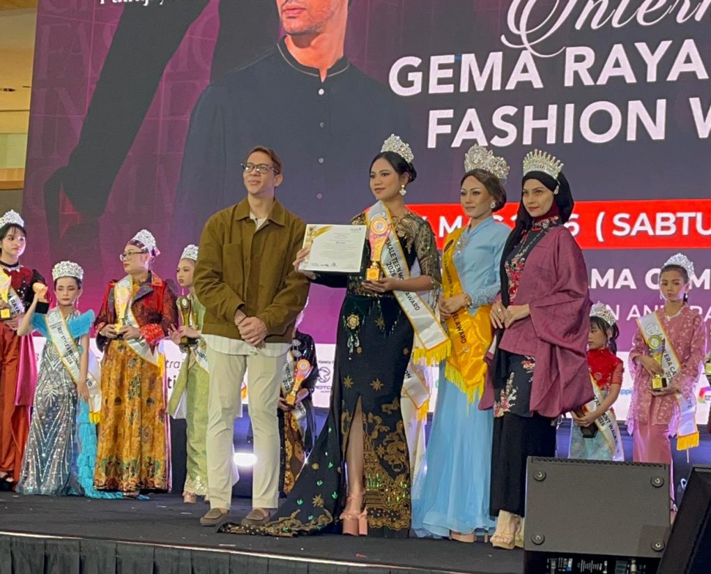 Salah satu model remaja asal Kota Salatiga, Jawa Tengah, Agnes Sarisha Saraswati sukses mencetak prestasi internasional setelah dinobatkan sebagai Best Female Teen Model 2026 dalam ajang internasional International Gema Raya Putrajaya Fashion Week 2026, yang digelar di di Putrajaya International Convention Centre (PICC), Kuala Lumpur, Malaysia, Sabtu 14 Maret 2026. (Foto: dok. ist)