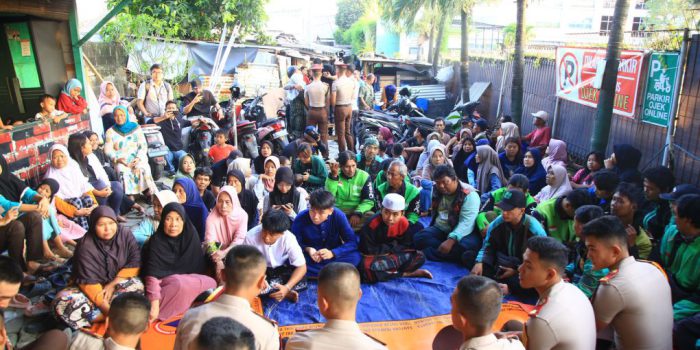 Belasan Taruna Akademi Kepolisian (Akpol) dari angkatan 58, 59 dan 60 menggelar aksi simpatik penyuluhan “Mudik Aman” dan sosialisasi layanan kepolisian 110 kepada pengemudi ojek online (ojol) dan pengguna jalan yang melintasi jalan di kawasan Daan Mogot, Jakarta Barat, Selasa 17 Maret 2026. (Foto: dok ist)