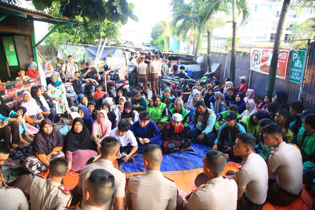 Belasan Taruna Akademi Kepolisian (Akpol) dari angkatan 58, 59 dan 60 menggelar aksi simpatik penyuluhan “Mudik Aman” dan sosialisasi layanan kepolisian 110 kepada pengemudi ojek online (ojol) dan pengguna jalan yang melintasi jalan di kawasan Daan Mogot, Jakarta Barat, Selasa 17 Maret 2026. (Foto: dok ist)