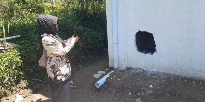 Plt Camat Musuk, Ning Martuti, memeriksa tembok bangunan Kopdes Merah Putih Ringinlarik yang dijebol maling di Desa Ringinlarik, Kecamatan Musuk, Kabupaten Boyolali, Jawa Tengah, Kamis 12 Maret 2026. (Foto: Agatha Janendra)