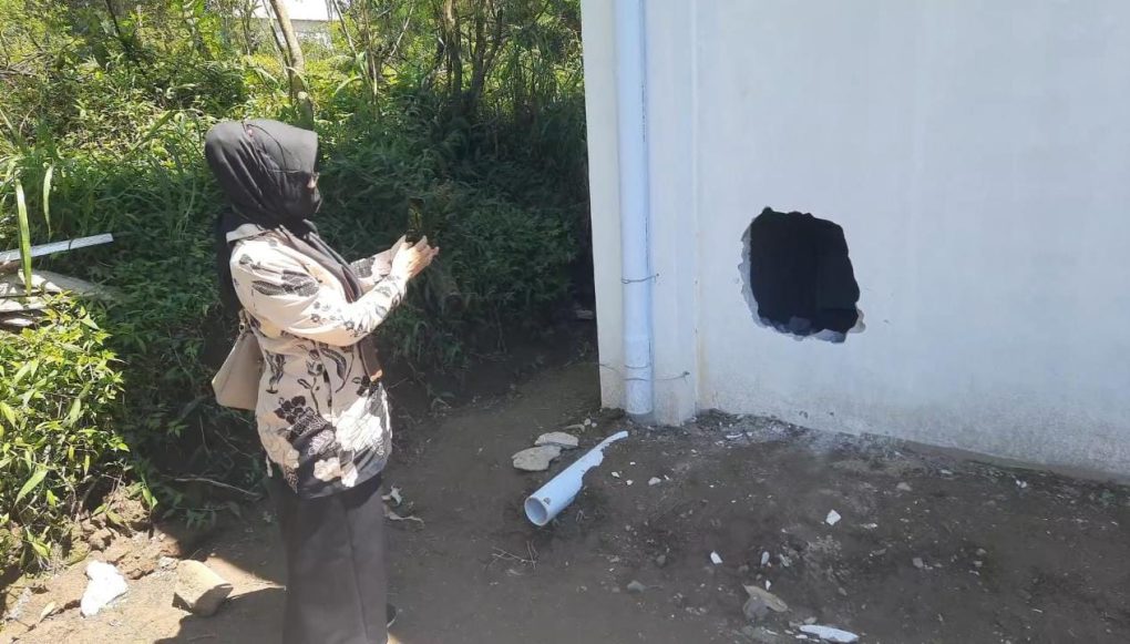 Plt Camat Musuk, Ning Martuti, memeriksa tembok bangunan Kopdes Merah Putih Ringinlarik yang dijebol maling di Desa Ringinlarik, Kecamatan Musuk, Kabupaten Boyolali, Jawa Tengah, Kamis 12 Maret 2026. (Foto: Agatha Janendra)