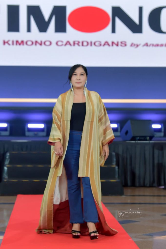 Founder Post Modeling, Asitya Ndaru Mustikarini saat tampil dalam gelaran Gema Raya Putrajaya Fashion Week 2026 Malaysia. (Foto. dok ist)