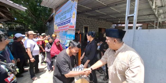 Ketua LSM LAPAAN RI, BRM Kusumo Putra membagikan paket beras masing-masing seberat 3 kilogram kepada warga kurang mampu di Kota Solo, Rabu 18 Maret 2026. (Foto: Putri Sejati)