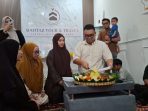 Pemotongan tumpeng menandai Grand Opening Bahtaz Tour & Travel, Sabtu 25 April 2026. (Foto: Putri Sejati)