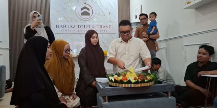 Pemotongan tumpeng menandai Grand Opening Bahtaz Tour & Travel, Sabtu 25 April 2026. (Foto: Putri Sejati)
