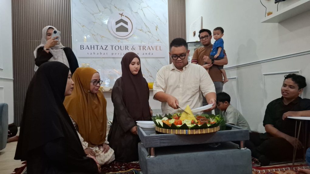 Pemotongan tumpeng menandai Grand Opening Bahtaz Tour & Travel, Sabtu 25 April 2026. (Foto: Putri Sejati)