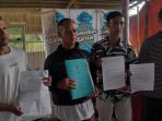 Anggota KUD Musuk Boyolali menunjukkan surat protes jelang pemilihan ketua KUD Musuk di Boyolali, Jawa Tengah , Rabu 29 April 2026 sore. (Foto: Agatha Janendra)