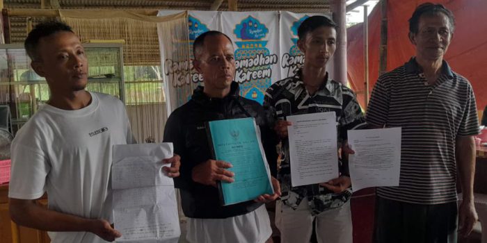 Anggota KUD Musuk Boyolali menunjukkan surat protes jelang pemilihan ketua KUD Musuk di Boyolali, Jawa Tengah , Rabu 29 April 2026 sore. (Foto: Agatha Janendra)