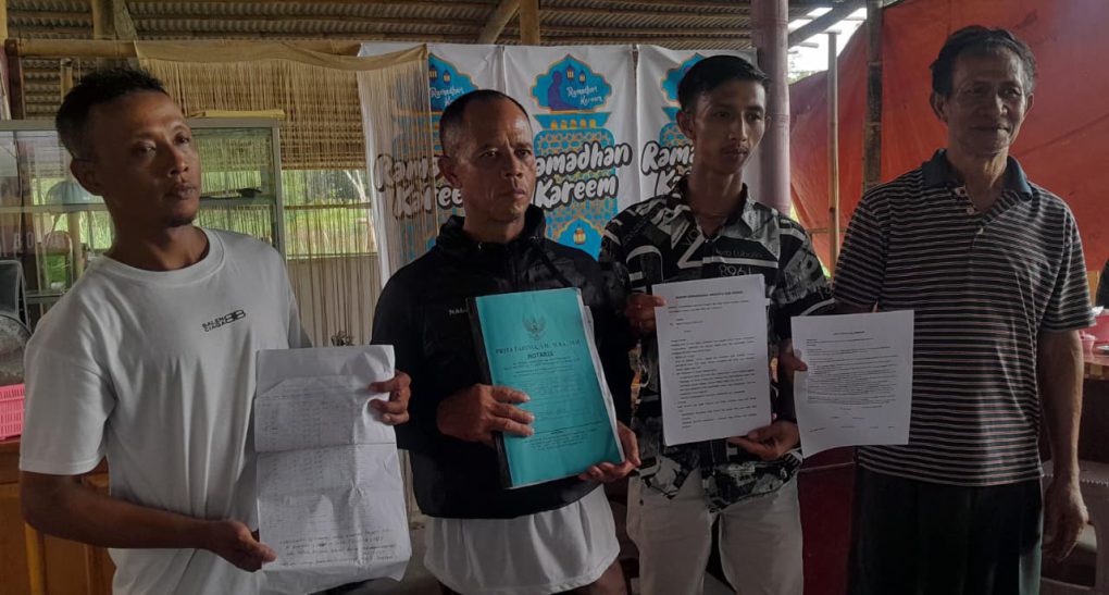 Anggota KUD Musuk Boyolali menunjukkan surat protes jelang pemilihan ketua KUD Musuk di Boyolali, Jawa Tengah , Rabu 29 April 2026 sore. (Foto: Agatha Janendra)