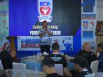 Bupati Boyolali, Agus Irawan, memberikan pengarahan saat Coffee Morning bersama skuad Persebi Boyolali dan pengurus KONI Boyolali, di Boyolali, Jawa Tengah, Senin 21 April 2026. (Foto: Agatha Janendra)