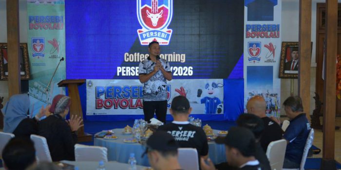 Bupati Boyolali, Agus Irawan, memberikan pengarahan saat Coffee Morning bersama skuad Persebi Boyolali dan pengurus KONI Boyolali, di Boyolali, Jawa Tengah, Senin 21 April 2026. (Foto: Agatha Janendra)