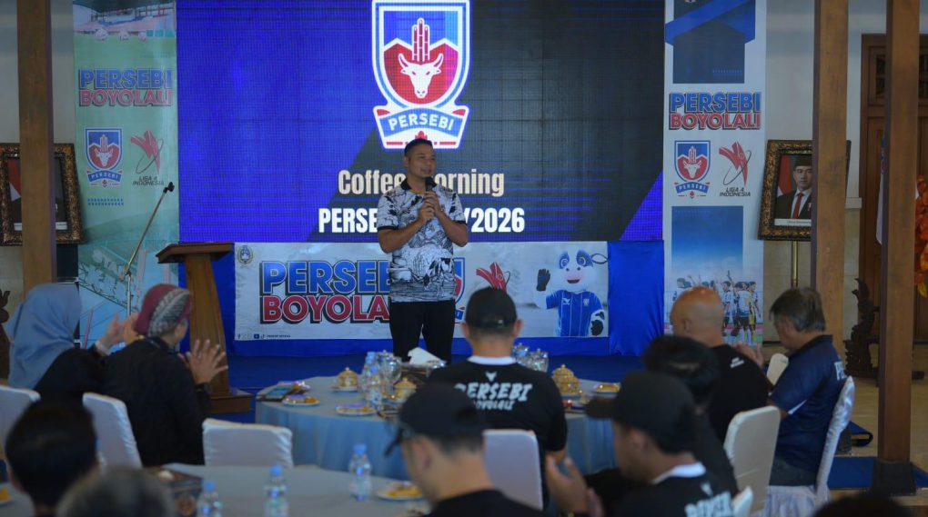 Bupati Boyolali, Agus Irawan, memberikan pengarahan saat Coffee Morning bersama skuad Persebi Boyolali dan pengurus KONI Boyolali, di Boyolali, Jawa Tengah, Senin 21 April 2026. (Foto: Agatha Janendra)