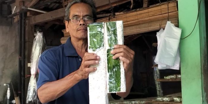 Produsen tempe, Subandi, menunjukkan perbandingan ukuran tempe yang sudah dipangkas dampak dari naiknya harga bahan baku kedelai impor asal Amerika Serikat dan naiknya harga plastik di rumah produksinya di Desa Jembungan, Kecamatan Banyudono, Kabupaten Boyolali, Jawa Tengah, Selasa 7 April 2026. (Foto: Agatha Janendra)