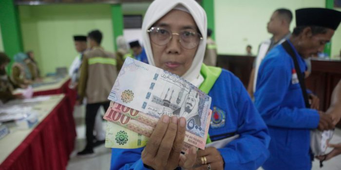 Jemaah Calon Haji Kloter 6 asal Brebes menunjukkan living cost atau uang saku yang didistribusikan BPKH di Embarkasi Solo, Jawa Tengah, Jumat 24 April 2026. (Foto: dok. BPKH)