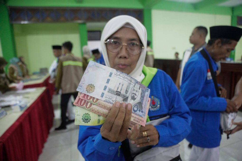 Jemaah Calon Haji Kloter 6 asal Brebes menunjukkan living cost atau uang saku yang didistribusikan BPKH di Embarkasi Solo, Jawa Tengah, Jumat 24 April 2026. (Foto: dok. BPKH)