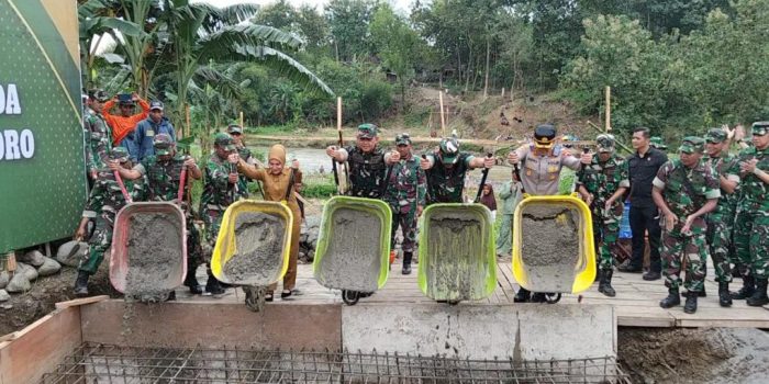 Pangdam IV/ Diponegoro, Mayjen TNI Achiruddin (tengah) bersama Wakil Bupati Boyolali, Dwi Fajar Nirwan (kedua dari kiri) menuang semen pada Ground Breaking Pembangunan Jembatan Garuda di Desa Bolo, Kecamatan Wonosegoro, Kabupaten Boyolali, Jawa Tengah. (Foto: Agatha Janendra)