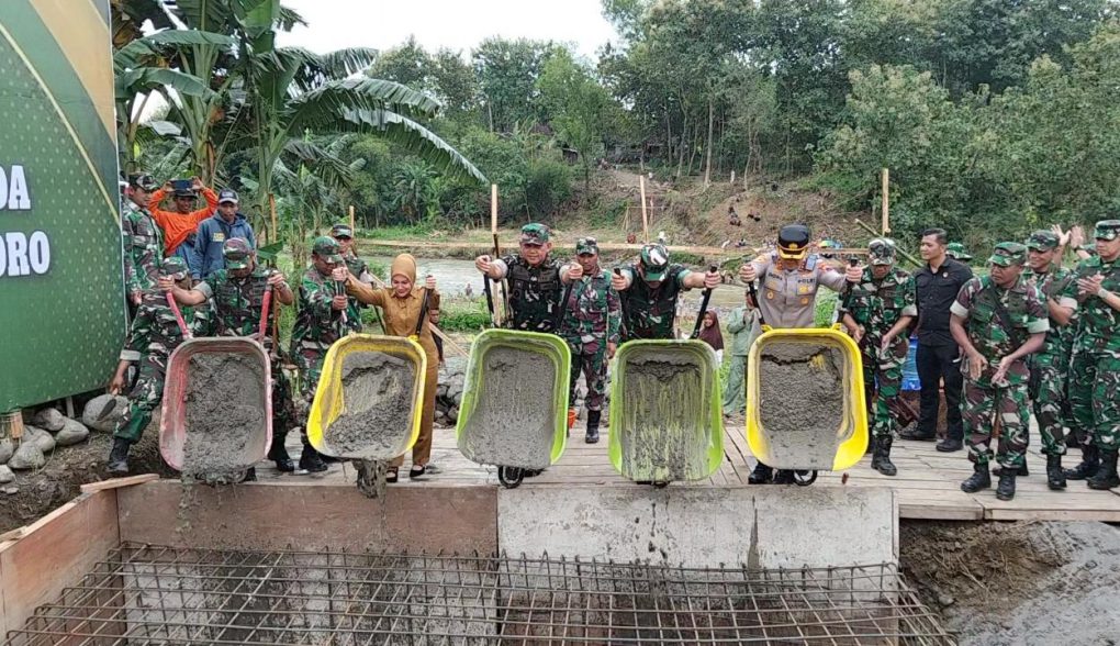 Pangdam IV/ Diponegoro, Mayjen TNI Achiruddin (tengah) bersama Wakil Bupati Boyolali, Dwi Fajar Nirwan (kedua dari kiri) menuang semen pada Ground Breaking Pembangunan Jembatan Garuda di Desa Bolo, Kecamatan Wonosegoro, Kabupaten Boyolali, Jawa Tengah. (Foto: Agatha Janendra)